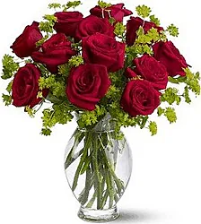 Mazzo di 12 Rose Rosse con vegetazione di stagione, una combinazione di eleganza e freschezza ideale per qualsiasi occasione speciale.