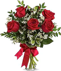 Mazzo di 5 rose rosse con decorazione di vegetazione stagionale. Perfetto per esprimere i sentimenti e abbellire qualsiasi occasione