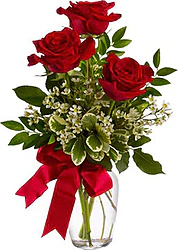 Mazzo di tre rose con fogliame ornamentale di stagione. Elegante e fresco, ideale per qualsiasi occasione speciale.