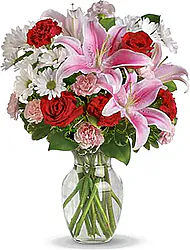 Mazzo di Fiori con rose rosse, gigli orientali rosa, garofani rossi, mini garofani rosa chiaro e crisantemi a margherita bianchi